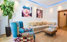 Cosmopolitan Apartment